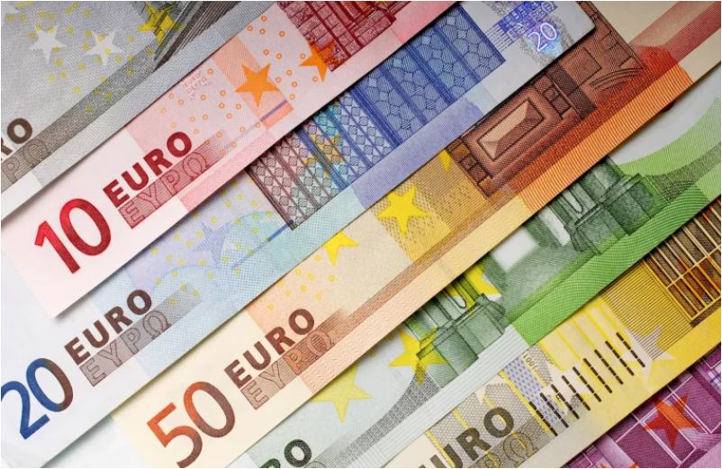 Euro zbret në minimum të ri historik, për herë të parë poshtë 96 Lekëve